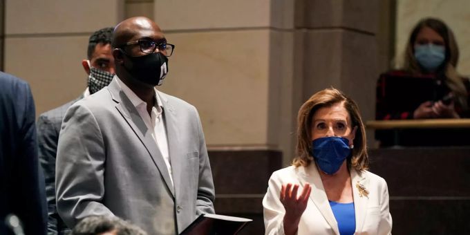 Philonise Floyd (l), ein Bruder von George Floyd, und Nancy Pelosi (r), Mehrheitssprecherin des US-Repräsentantenhaus, treffen in Capitol Hill ein, um für eine Anhörung des Justizausschusses des US-Repräsentantenhauses zu vorgeschlagenen Änderungen der Polizeipraktiken und der Rechenschaftspflicht auszusagen. George Floyd Bruder Kapitol