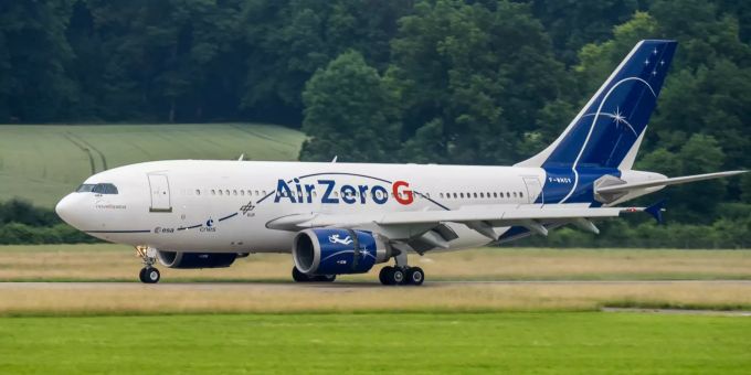Die Maschine des Typs Airbus A310-304 gehört der Firma Novaspace und kam von Bordeaux her, wo sie auch stationiert ist. Bei diesem Flieger handelt es sich um eine ehemalige Interflug (DDR) und German Air Force Maschine und wurde 2015 für diese Forschungsflüge umgebaut. Die Maschine des Typs Airbus A310-304.