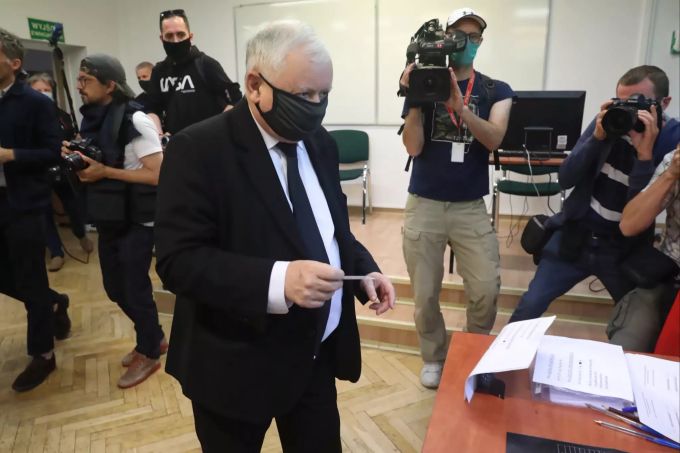 Jaroslaw Kaczynski (M), Vorsitzender der PiS (Recht und Gerechtigkeit), gibt in einem Wahllokal seine Stimme ab. In Polen hat am Sonntag die Stichwahl um das Präsidentenamt begonnen. Die rund 30 Millionen Wahlberechtigten können sich zwischen Amtsinhaber Duda und seinem oppositionellen Herausforderer Trzaskowski entscheiden. polen wahlen