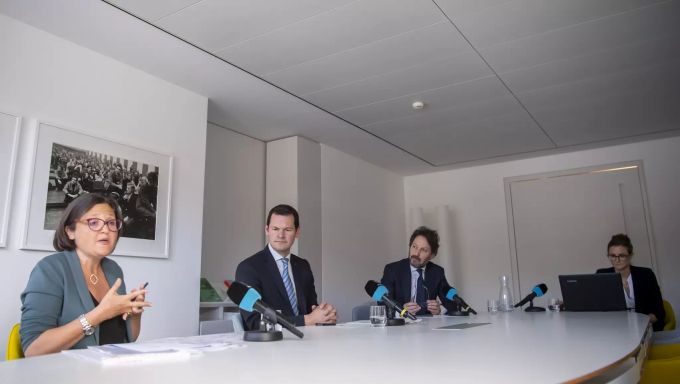 Die Anwälte Yael Hayat, Gregoire Mangeat und Fanny Margairaz (von rechts nach links) mit dem Genfer FDP-Politiker Pierre Maudet. Pierre Maudet