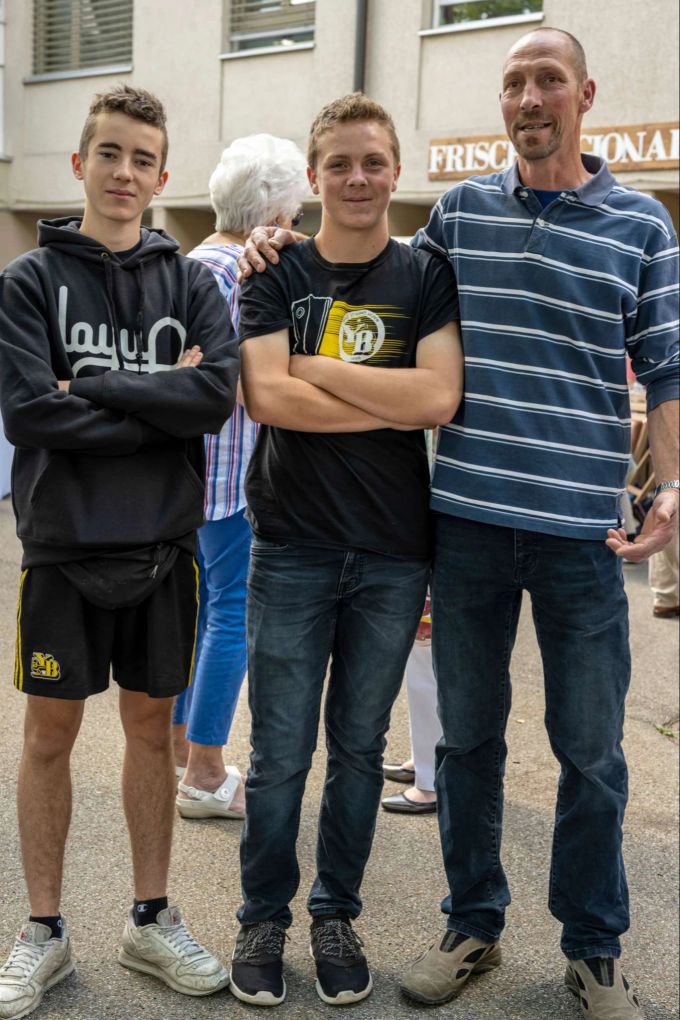 Noah Haller mit Adrian und Ueli Guggisberg (vl).