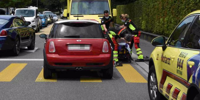 Sanitäter transportieren den Verletzten in die Ambulanz. Uznach Ambulanz Auto Kollision