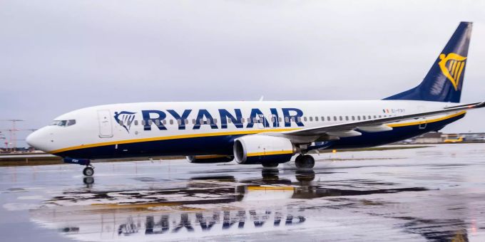 Eine Ryanair-Maschine spiegelt sich auf dem Flughafen Frankfurt (FRA) auf dem regennassen Rollfeld. Ryanair