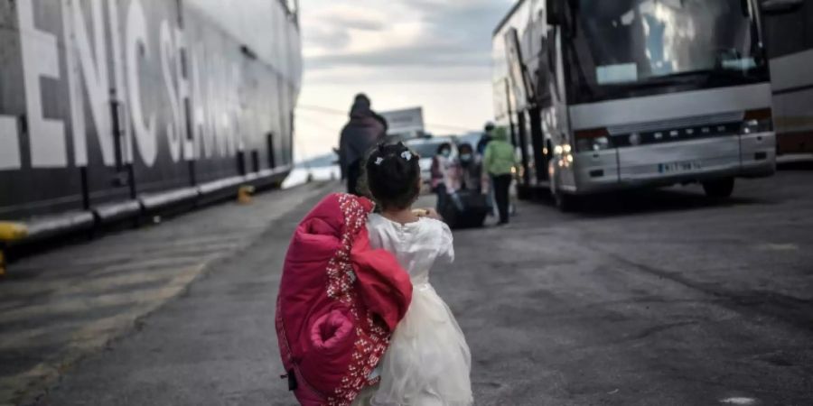 Flüchtlingsmädchen im griechischen Piräus