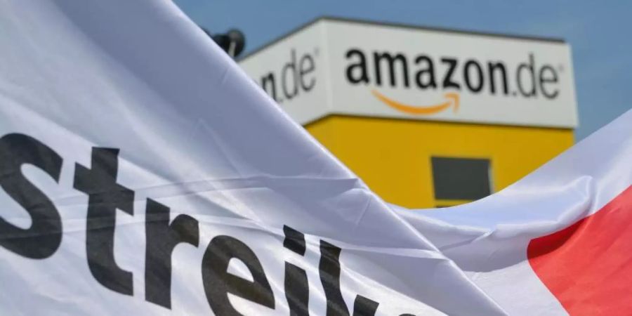 Das Archivfoto zeigt den Amazon-Standort in Bad Hersfeld. Foto: Uwe Zucchi/dpa