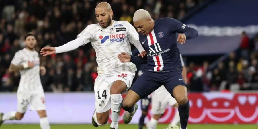 Meister und Absteiger: Kylian Mbappe (r) holt mit PSG den Titel, Regis Gurtner (M) und Haitam Aleesami steigen mit Amiens ab. Foto: Thibault Camus/AP/dpa