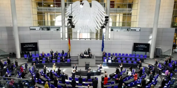 Wehrbeauftragten Nachfolge Elterngeld Und Verzicht Auf Diatenplus Im Bundestag