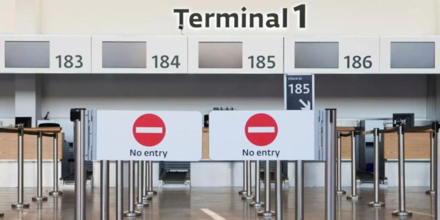 Geschlossene Schalter am Flughafen Wien-Schwechat