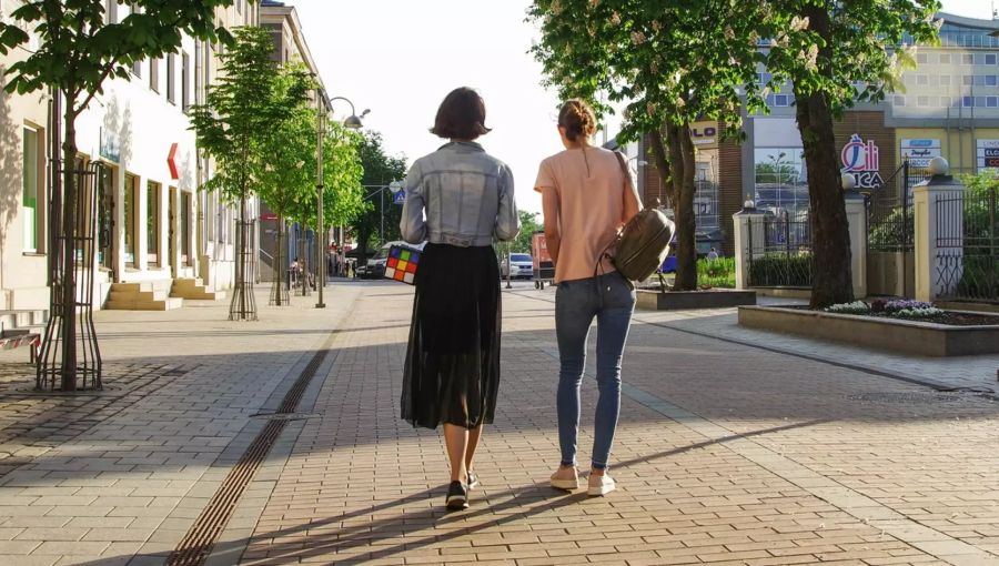 Zwei Frauen spazieren