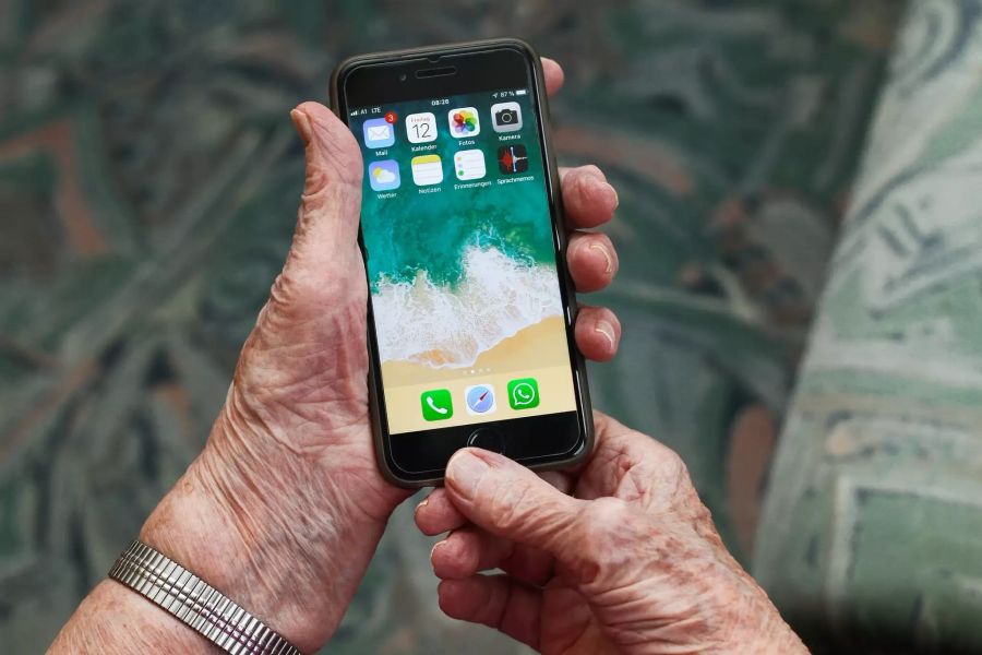 Seniorin mit Iphone spenden