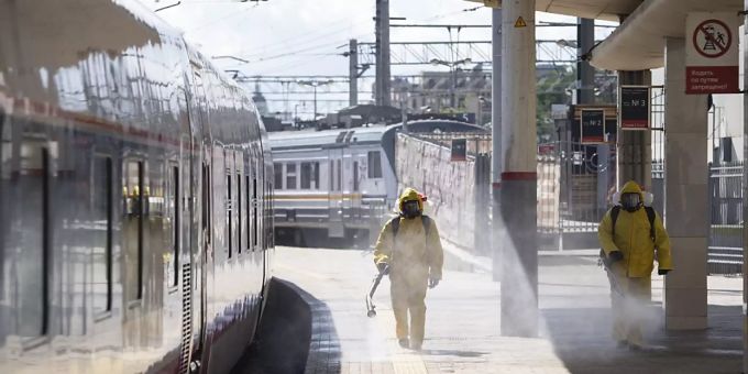 Staatliche Mitarbeiter in Schutzkleidung desinfizieren den Kiewer Bahnhof in Moskau. Foto: Alexander Zemlianichenko Jr/AP/dpa Staatliche Mitarbeiter in Schutzkleidung desinfizieren den Kiewer Bahnhof in Moskau. Foto: Alexander Zemlianichenko Jr/AP/dpa