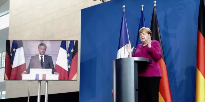 Merkel bei ihrer Pressekonferenz mit Macron Merkel bei ihrer Pressekonferenz mit Macron