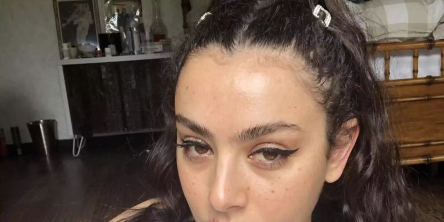 Charli XCX hat ein komplett neues Album in Isolation aufgenommen. Foto: Warner Music/dpa