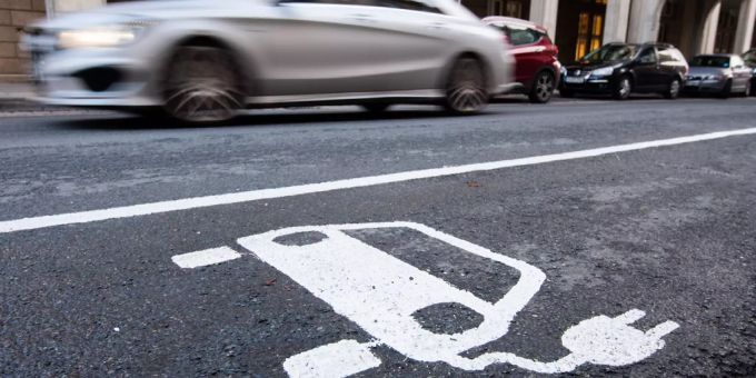 In Kriens LU können E-Autos neu mit Trolleybusstrom geladen werden. kriens lu
