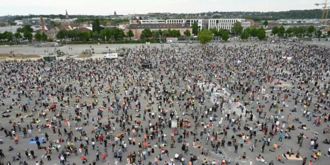 Eine Kundgebung gegen die Corona-Massnahmen in Stuttgart. corona demo