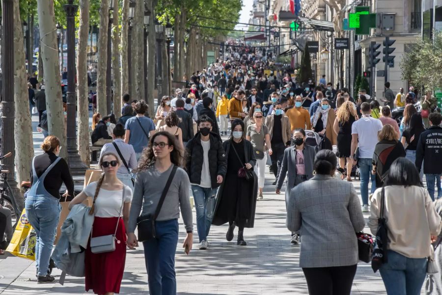 Bereits am Samstag, 16. Mai, gingen die Menschen auf der Champs-Elysées-Allee in Paris in Massen spazieren.