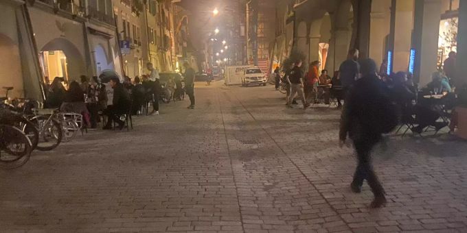 Ein Blick in die Berner Rathausgasse am späten Samstagabend. Rathausgasse bern Coronavirus