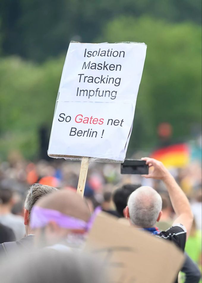 Ein Teilnehmer hält am 9. Mai während einer Protestkundgebung in Stuttgart ein Schild mit der Aufschrift «Isolation Masken Tracking Impfung So Gates net Berlin!» hoch. Coronavirus Bill Gates