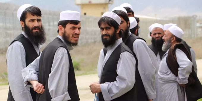 Inhaftierte Taliban warten im Parwam-Gefängnis auf ihre Freilassung. Mehr als 400 Taliban können so nach Regierungsangaben zunächst freikommen. Taliban