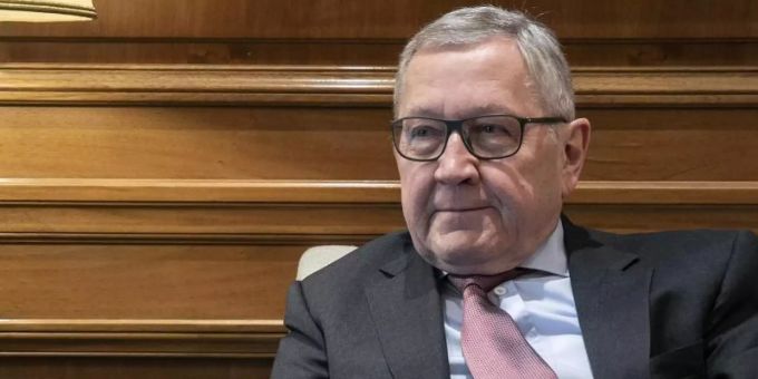 Klaus Regling, Direktor des Eurorettungsschirm (ESM). Die Behörde gab endgültig grünes Licht - die Eurostaaten können 240 Milliarden Euro aus dem ESM-Rettungsschirm erhalten. Foto: Yorgos Karahalis/AP/dpa Klaus Regling, Direktor des Eurorettungsschirm (ESM). Die Behörde gab endgültig grünes Licht - die Eurostaaten können 240 Milliarden Euro aus dem ESM-Rettungsschirm erhalten. Foto: Yorgos Karahalis/AP/dpa