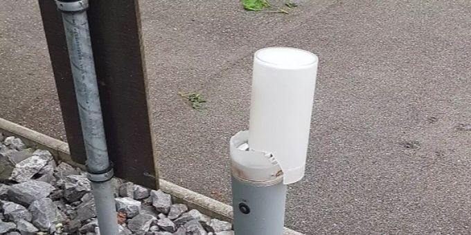 Auch diese Lampe fiel den Vandalen zum Opfer. Lampe Oberdiessbach