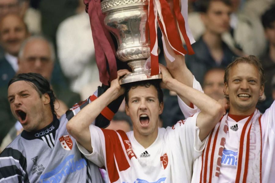 Goalie Lehmann, Christophe Bonvin und Dominique Herr (v.l.) jubeln mit dem Cup für den FC Sion nach dem Finalsieg 1996 gegen Servette..