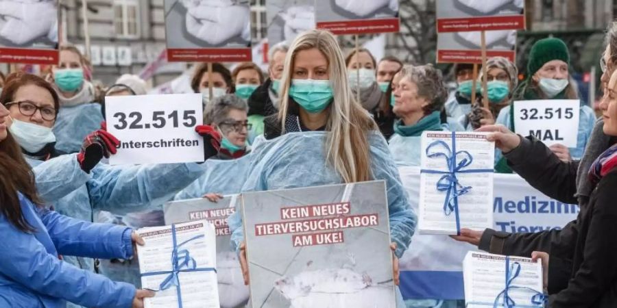 Demonstration gegen ein geplantes Tierversuchslabor am Universitätsklinikum Eppendorf (UKE) in Hamburg. Foto: Markus Scholz/dpa