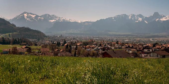 Blick auf Steffisburg mit den Alpen im Hintergrund. Steffisburg