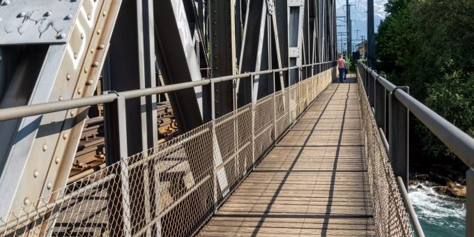 Eisenbahnbrücke über die Aare bei Uttigen. Eisenbahnbrücke über die Aare bei Uttigen.