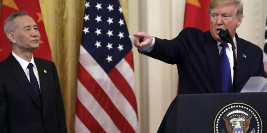 Anfang des Jahres haben die USA und China ein Abkommen vereinbart. US-Präsident Donald Trump und Chinas Vizepremier Liu He trafen sich dazu in Washington. Foto: Evan Vucci/AP/dpa