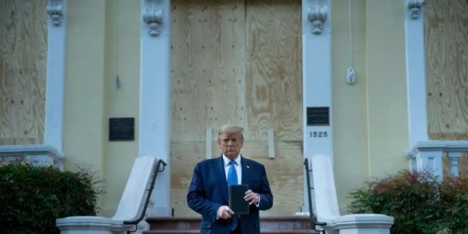 US-Präsident Donald Trump mit Bibel vor der St.-Johns-Kirche US-Präsident Donald Trump mit Bibel vor der St.-Johns-Kirche