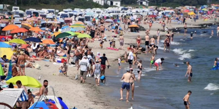 Badebetrieb am Timmendorfer Strand. Foto: Carsten Rehder/dpa