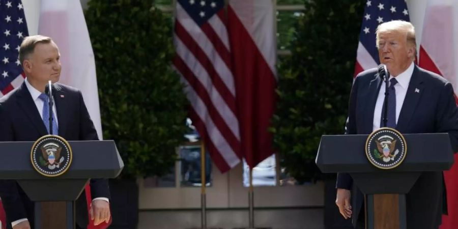 Donald Trump empfängt Andrzej Duda nur wenige Tage vor der Präsidentschaftswahl in Polen, was Vorwürfe der Wahlbeeinflussung mit sich brachte. Foto: Evan Vucci/AP/dpa
