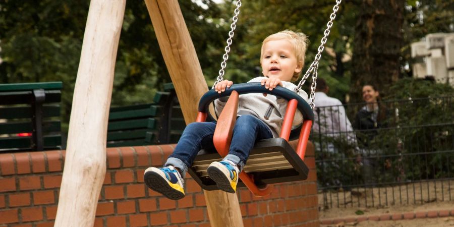 Ob Schaukel oder Klettergerüst: Der mitgebrachte Roller, das Lauf- oder Fahrrad sollte nicht an einem Spielplatzgerät angelehnt oder abgestellt werden - Unfallgefahr.