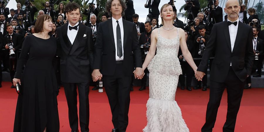 dpatopbilder - Ewa Puszczynska (l-r), Filmproduzentin aus Polen, Christian Friedel, Schauspieler aus Deutschland, Jonathan Glazer, Regisseur aus Grossbritannien, Sandra Hüller, Schauspielerin aus Deutschland, und James Wilson, Filmproduzent aus den USA, kommen zur Premiere des Films «The Zone of Interest». Foto: Joel C Ryan/Invision/AP/dpa