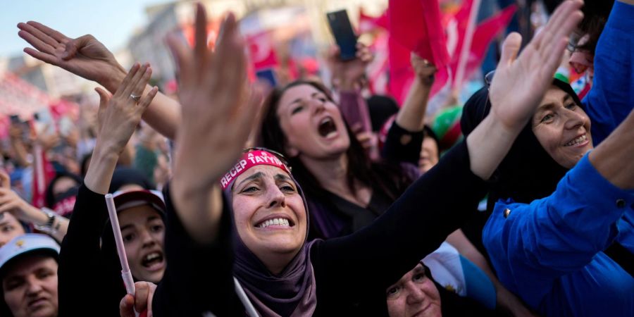 Anhänger des türkischen Präsidenten Recep Tayyip Erdogan auf einer Wahlkampfveranstaltung.