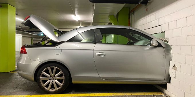 Zug: Lenker durchbricht Wand Lenker durchbricht Wand