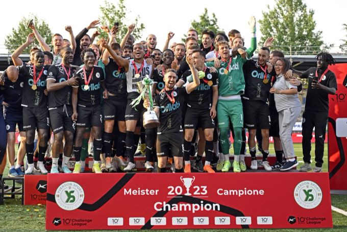 Die Spieler von Yverdon jubeln in Wil am Ende über den Challenge-League-Sieg. Yverdon Sport