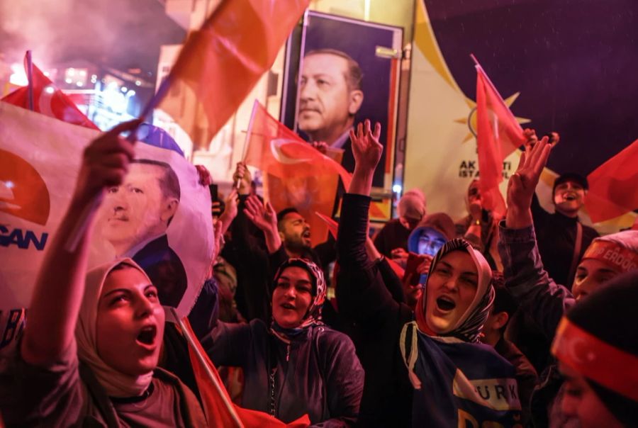 Anhänger des türkischen Präsidenten Recep Tayyip Erdogan feiern dessen Wahlsieg.