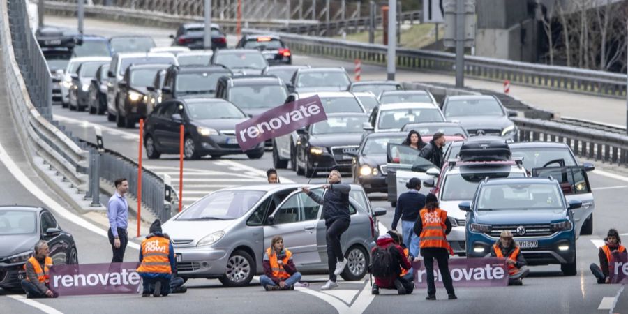 Am diesjährigen Karfreitag blockierten Klima-Aktivisten von Renovate vor dem Gotthard für rund vierzig Minuten den Verkehr in Richtung Süden.