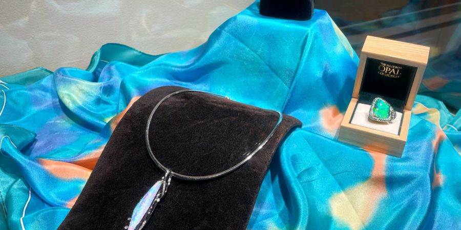 Zur National Opal Collection gehört auch ein mit schillernden Opalen verziertes Schmuckset, das etwa 200.000 australische Dollar (etwa 122.000 Euro) kostet.