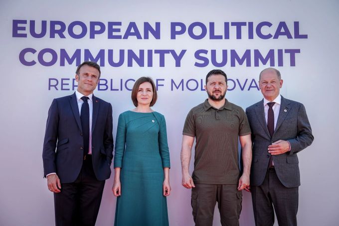 Emmanuel Macron (l-r), Maia Sandu, Wolodymyr Selenskyj und Olaf Scholz beim Gipfeltreffen der Europäischen Politischen Gemeinschaft (EPG) in Moldau. Gipfeltreffen der EPG