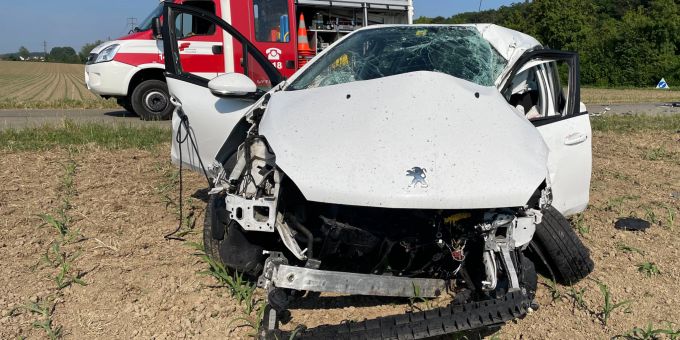 Der Autofahrer musste nach der Kollision ins Spital gebracht werden. Kollision in Islikon