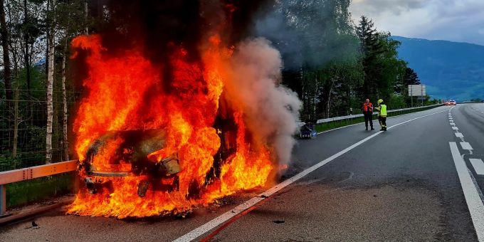 Trübbach SG - Lieferwagen gerät auf der A13 in Brand
