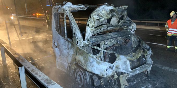 Gunzgen/Autobahn A1: Lieferwagen vollständig ausgebrannt Brand auf A1