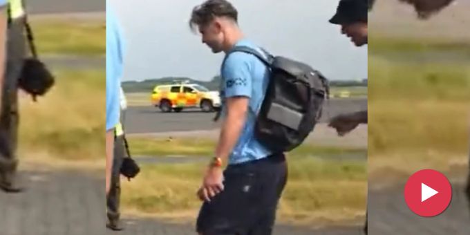 Kann kaum laufen! - City-Grealish kommt sturzbetrunken in Manchester an