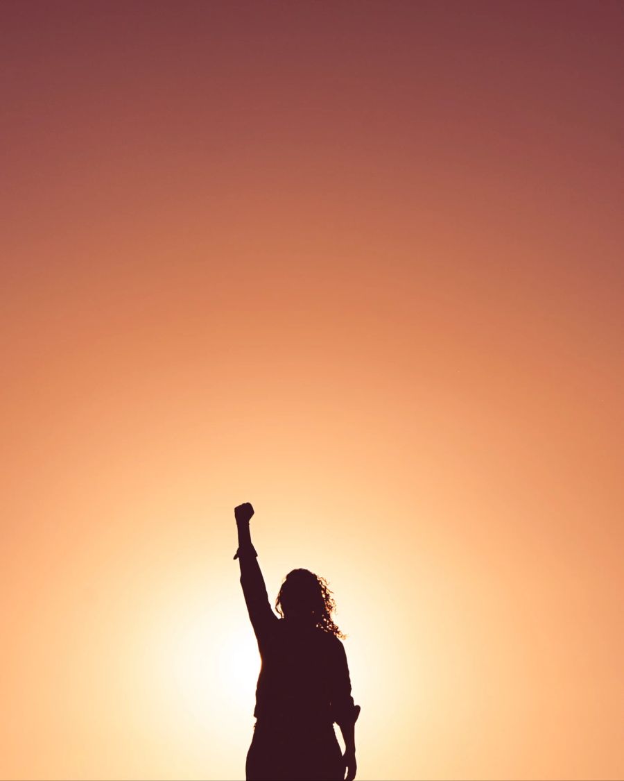 Frau im Sonnenuntergang