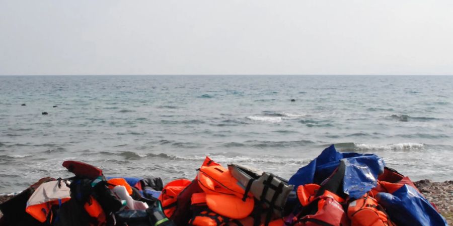 ARCHIV - Schwimmwesten liegen auf einem Haufen am Strand (Symbolbild). Foto: Alexia Angelopoulou/dpa