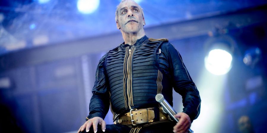 Till Lindemann, der Sänger der Band Rammstein, steht bei einem Konzert in Hamburg im Juni 2022 auf der Bühne.