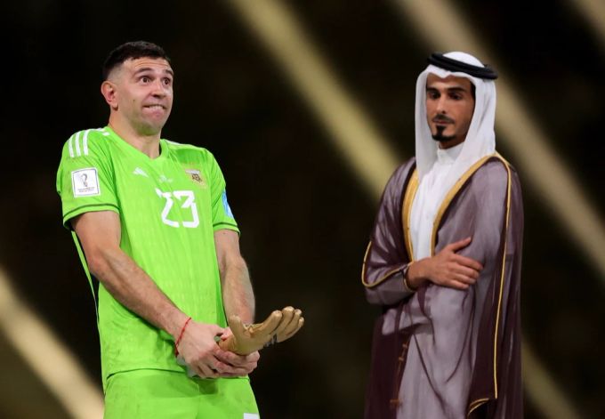 Jassim Bin Hamad Al Thani, der baldige Besitzer von Manchester United, sah den obszönen Jubel von Martinez aus nächster Nähe. Manchester United